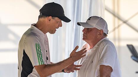 Uli Hoene&szlig; (r) teilt weiter gegen Bayerns Ex-Trainer Thomas Tuchel aus. (Archivbild)