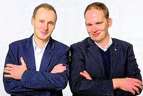 Krimi-Autor Jan Beinßen (l.) hat Kurzgeschichten mit Rezepten gewürzt.