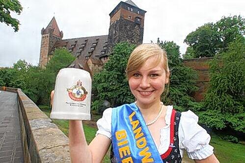 Hofft auf besseres Wetter beim Fassanstich am 2. Juni: die Landwehrbräu-Bierkönigin und Studentin Eva Braun (21).