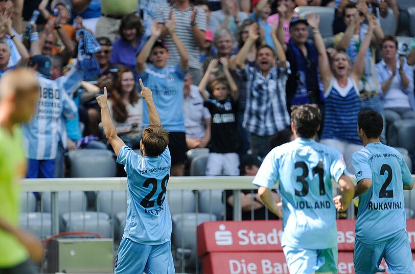 Daniel Halfar jubelt nach seinem Tor zum 1:0 in der 10. Minute gegen Erzgebirge Aue.