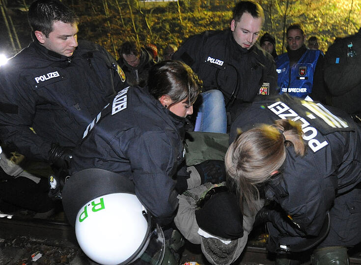 Atomkraftgegner haben sich an die Bahngleise der Castor-Transportstrecke angekettet. Die Bilder vom Polizeieinsatz.