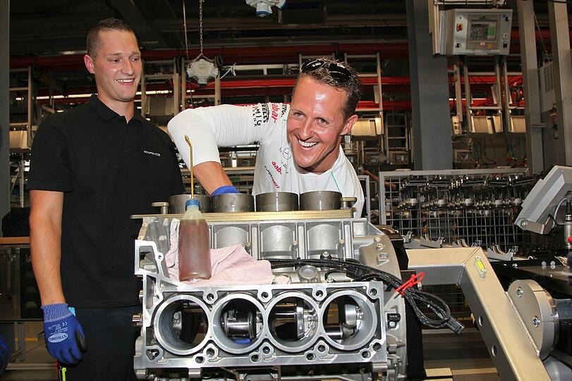 Die Formel 1-Stars auf neuen Wegen: Michael Schumacher und Nico Rosberg stellten ihre Fähigkeiten als Motoren-Monteure unter Beweis - im Mercedes AMG-Werk! Die Bilder.