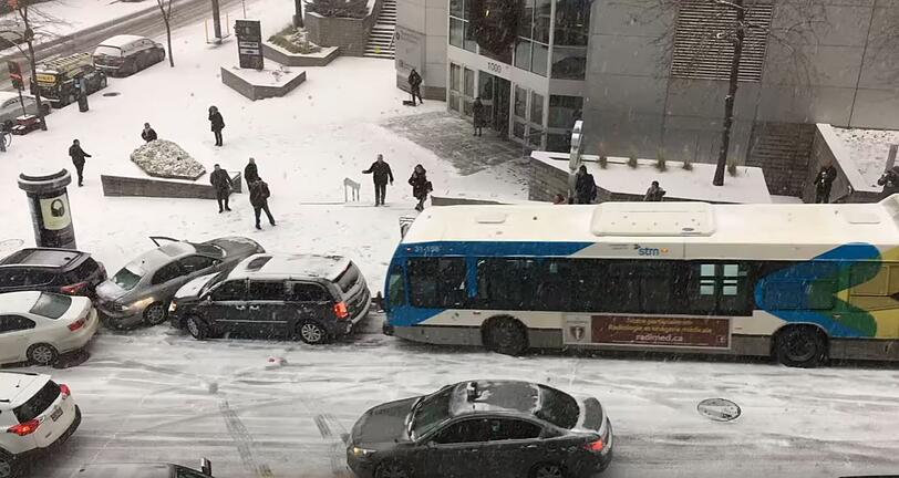Vorsicht rutschig! Mindestens zehn Fahrzeuge krachten bei der Rutschpartie am Beaver Hall ineinander.