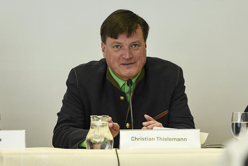 Christian Thielemann bei der Pressekonferenz im Trachtensakko.