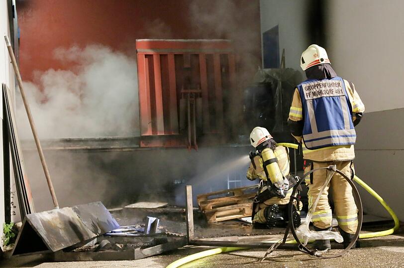 Die Feuerwehr löscht Sonntagnacht die Laderampe am Bonimeier-Ring in Mühldorf.