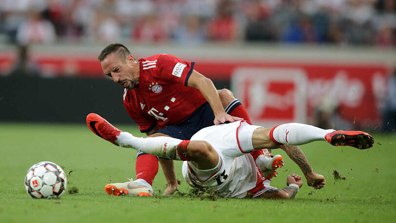 Ribéry (l.) wird von Donis umgegrätscht.