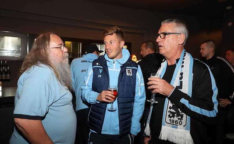 Löwen-Stars zum Anfassen: Die Bilder vom Fanabend in der "Royal-Bar" in La Manga.