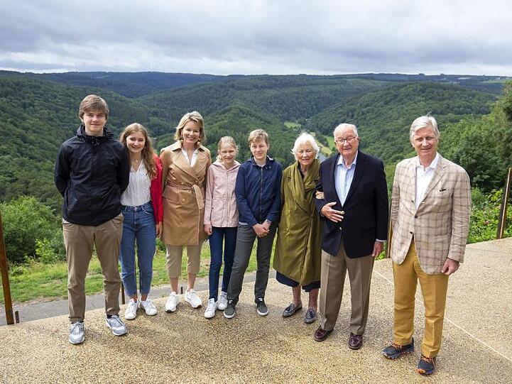 Gabriel (l-r), Prinz von Belgien, Elisabeth, Kronprinzessin von Belgien, Mathilde, Königin von Belgien, Eléonore, Prinzessin von Belgien, Emmanuel, Prinz von Belgien, Paola, ehemalige Königin von Belgien, Albert II., ehemaliger König von Belgien und Philippe, König von Belgien auf dem Hügel "Le Tombeau du Géant" (dt. Das Grab des Riesen).