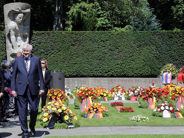 Bundesinnenminister Horst Seehofer beid er Gedenkveranstaltung in Berlin. Vor 66 Jahren gingen in der DDR in rund 700 Orten rund eine Million Menschen gegen die angespannte Lage auf die Straße.