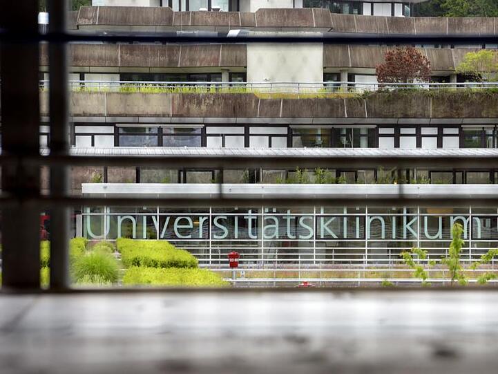 Ausgelöst wurden die Ermittlungen durch eine Strafanzeige des Universitätsklinikums Ulm.