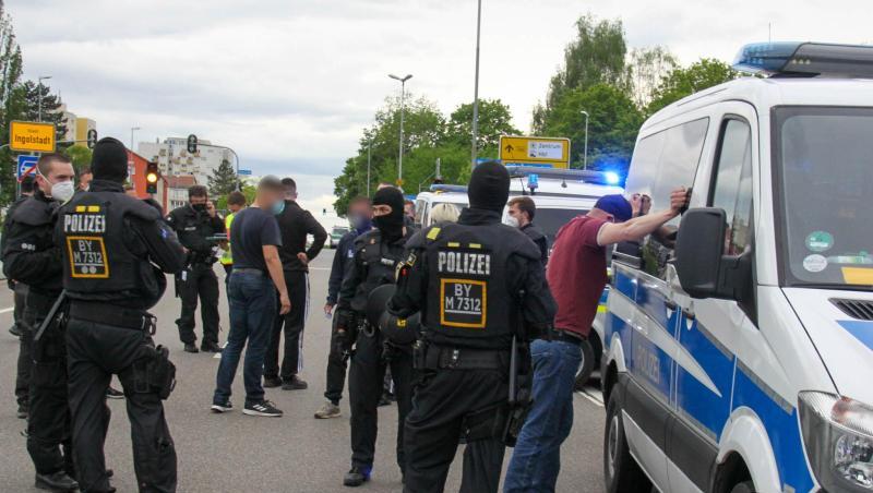 Polizisten kontrollieren Fans des Drittligisten FC Hansa Rostock. Polizisten kontrollieren Fans des Drittligisten FC Hansa Rostock.