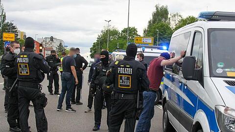 Polizisten kontrollieren Fans des Drittligisten FC Hansa Rostock.