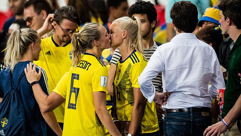 Pernille Harder und Magdalena Eriksson gaben sich nach Schwedens 2:1-Sieg gegen Deutschland bei der WM 2019 einen Kuss, der um die Welt ging.