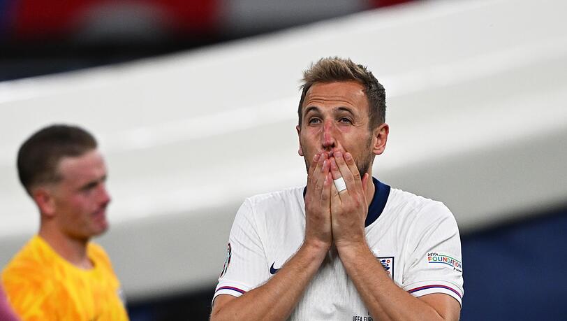 Die Three Lions um Kapitän Harry Kane trauern nach der zweiten EM-Final-Niederlage in Folge. Die Three Lions um Kapitän Harry Kane trauern nach der zweiten EM-Final-Niederlage in Folge.