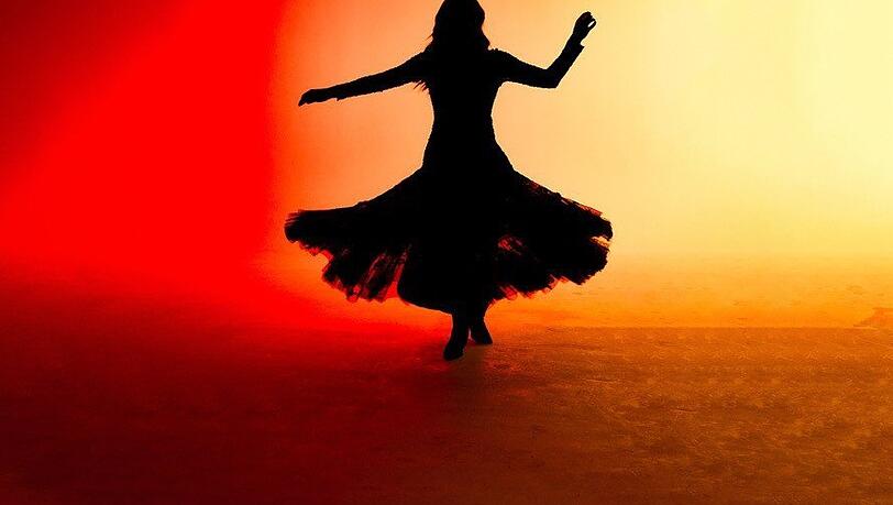 Bei dieser Silhouette denken Fleetwood-Mac-Fans an Stevie Nicks. Bei dieser Silhouette denken Fleetwood-Mac-Fans an Stevie Nicks.