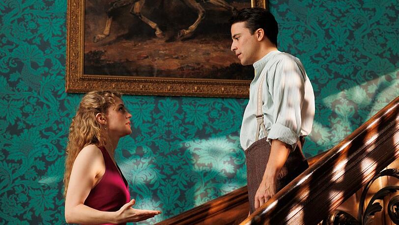 Alicia von Rittberg und Kostja Ullmann auf der berühmten "Dinner for One"-Treppe.