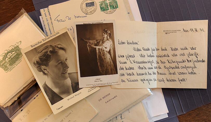 Je ein Foto von Winifred Wagner (l) und ihrer Brieffreundin Helene Roesener, geb. Boy, liegen im Richard-Wagner-Museum in Bayreuth (Oberfranken) auf einem Brief-Konvolut der beiden.