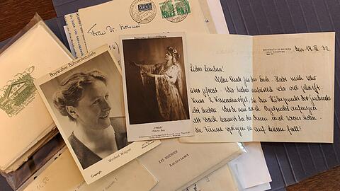 Je ein Foto von Winifred Wagner (l) und ihrer Brieffreundin Helene Roesener, geb. Boy, liegen im Richard-Wagner-Museum in Bayreuth (Oberfranken) auf einem Brief-Konvolut der beiden.