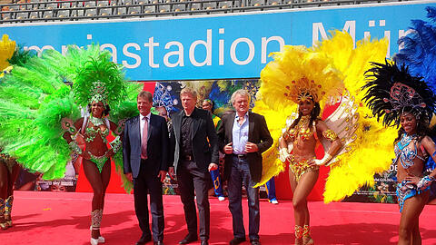 Am Dienstag stellten Oliver Kahn und Sepp Meier inmitten der Samba-Tänzerinnen für ihren Sponsor "tipico" im Olympiastadion die Aktion "Der Goldene Ball" vor.