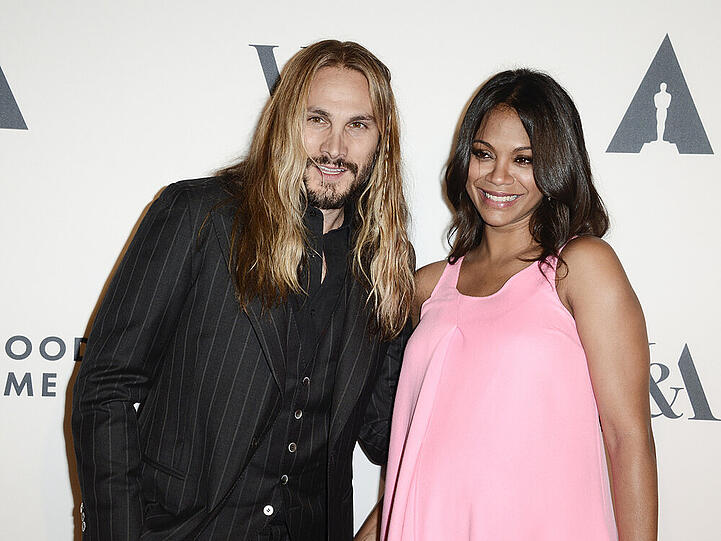 Die schwangere Zoe Saldana neben ihrem Ehemann Marco Perego