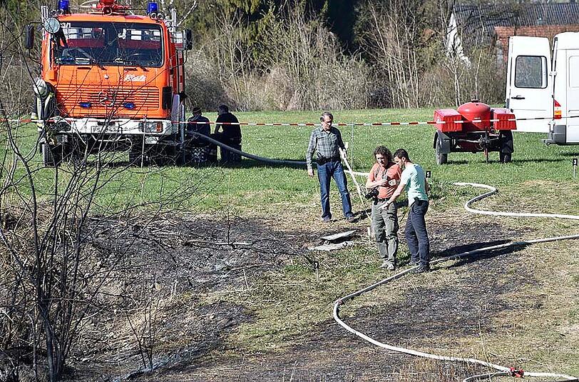 Gutachter nach dem Unglück am Unfallort in Moosburg. Die Maschine brannte vollständig aus, auch Teile des Waldes fingen an zu brennen.