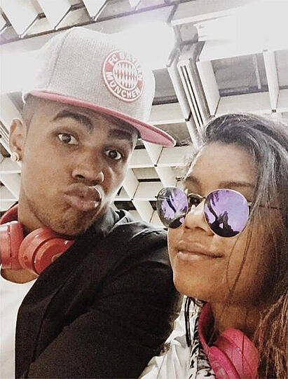 Bis zu "seinem" Trainingsauftakt beim FC Bayern am 11. Juli ist er schon einmal richtig gekleidet: Der brasilianische Neu-Bayer Douglas Costa.