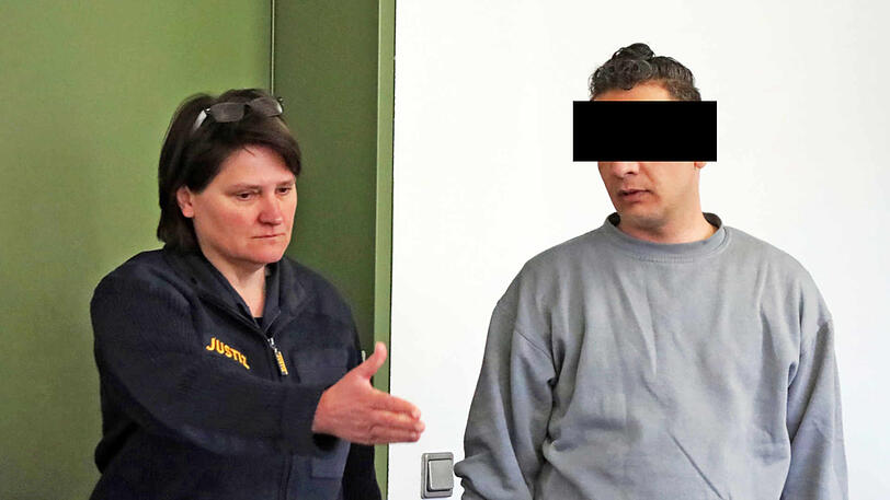 Vorwurf der Geiselnahme: Der Angeklagte wird am ersten Prozesstag in den Gerichtssaal geführt.