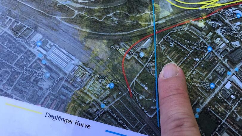 Die Truderinger Spange (blau) ver-läuft genau neben der Siedlung.