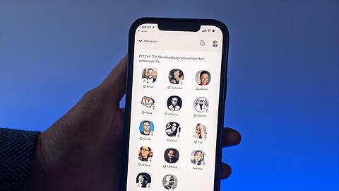 Clubhouse ist eine Audio-App, bei der die Anwender Gesprächen wie bei einem Live-Podcast zuhören oder sich aktiv an Diskussionen beteiligen können.