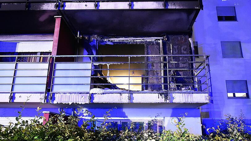 Mehrere Anwohner meldeten der Integrierten Leitstelle einen Balkonbrand in der Mittbacher Straße.