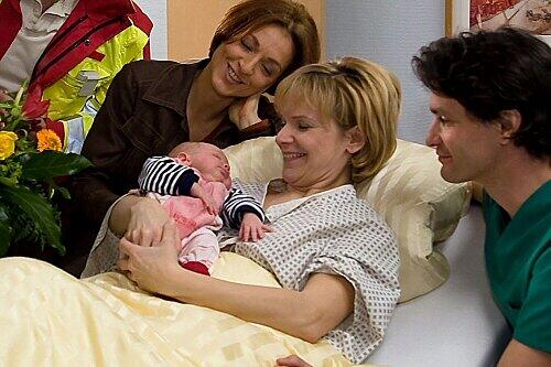 Andrea Kathrin Loewig als Dr. Globisch mit Baby