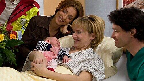 Andrea Kathrin Loewig als Dr. Globisch mit Baby Andrea Kathrin Loewig als Dr. Globisch mit Baby
