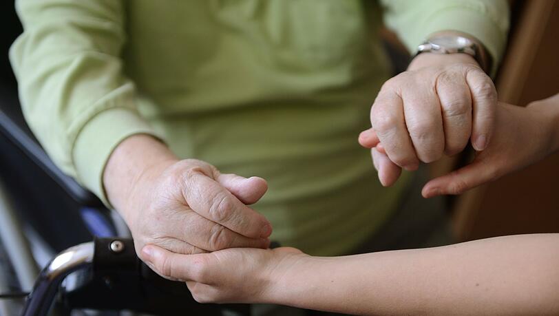 Immer mehr Menschen in Bayern ben&ouml;tigen Pflege - zugleich werden die Heime immer teurer. (Symbolbild)