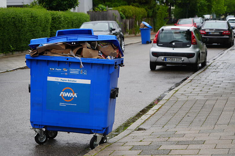 Ganz schön voll: der Papiermüll wurde seit drei Wochen nicht mehr abgeholt. Ganz schön voll: der Papiermüll wurde seit drei Wochen nicht mehr abgeholt.
