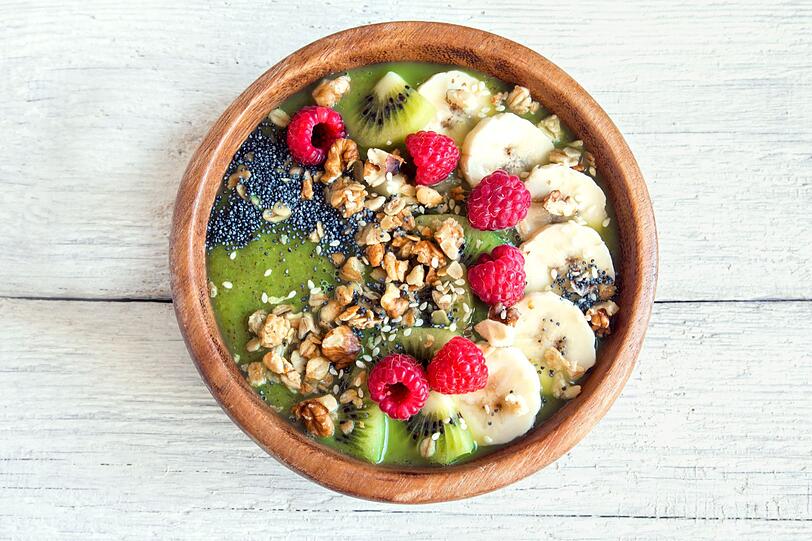 Matcha passt ideal in eine gesunde Smoothie-Bowl. F&uuml;r zwei Portionen werden 300 Milliliter Mandelmilch, zwei Teel&ouml;ffel Matcha-Pulver, das Fruchtfleisch einer Avocado, zwei Bananen, 200 Gramm gefrorene Mango, der Saft einer kleinen Zitrone und ein Essl&ouml;ffel Agavendicksaft miteinander vermischt. Danach wird die Mischung in Schalen gef&uuml;llt und mit Kiwi, frischen Beeren, Banane, ger&ouml;steten Mandeln, Kakao-Nibs, Chiasamen, Haferflocken und frischer Minze erg&auml;nzt.