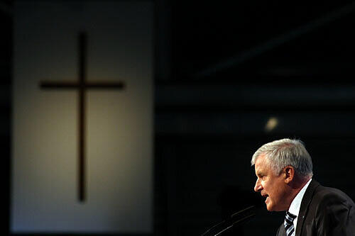 Kritik von der Kirche für Horst Seehofer auf dem Parteitag