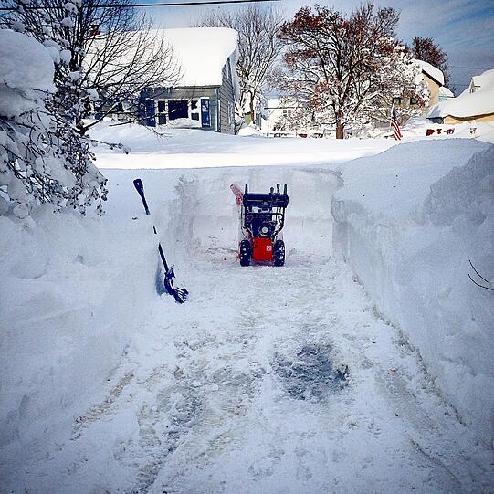 Nichts geht mehr im Bundesstaat New York: Mit ganzer Kraft kämpfen die Bewohner gegen die Schneemassen, die am Mittwoch fast den ganzen Staat unter sich begruben.