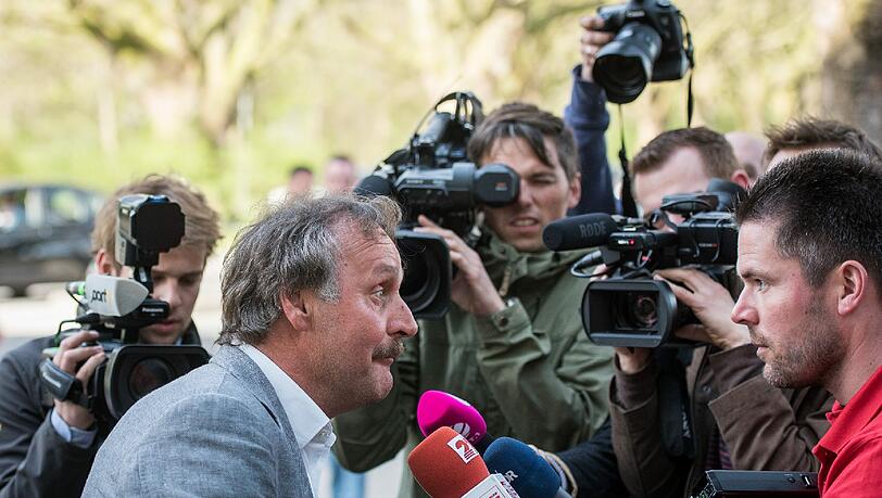 Verhandelt mit Hannover 96: Peter Neururer. Verhandelt mit Hannover 96: Peter Neururer.