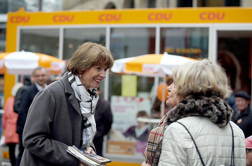 Henriette Reker am 16.10. bei einem Wahlkampftermin. Einen Tag später wurde sie bei einem Messerangriff verletzt.
