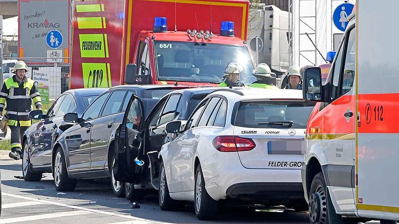 Bei Weyern fuhren vier Fahrzeuge kurz vor 12 Uhr heftig aufeinander.