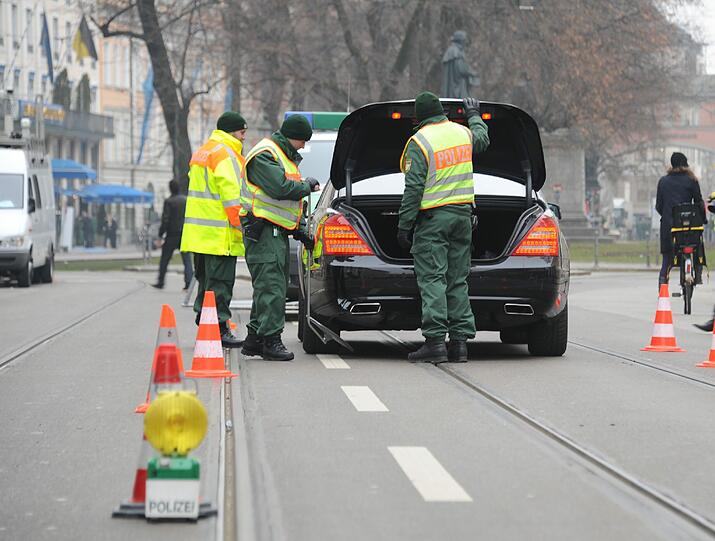 Sicherheitskoferenz: Hunde schnüffeln an den Gullis, die Polizei filzt den Bereich um den Bayerischen Hof. Die Bilder aus der Münchner City...