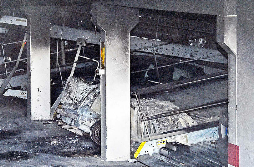 Bei dem Brand in der Tiefgarage wurde drei Autos komplett zerstört. Die Feuerwehr war mit 60 Mann im Einsatz.