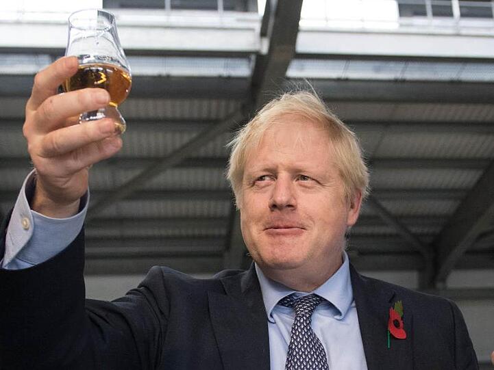 Boris Johnson hat seinen Landsleuten versprochen, im Fall eines Wahlsieges die Einkommenssteuer, Sozialversicherung und Mehrwertsteuer nicht zu erhöhen.