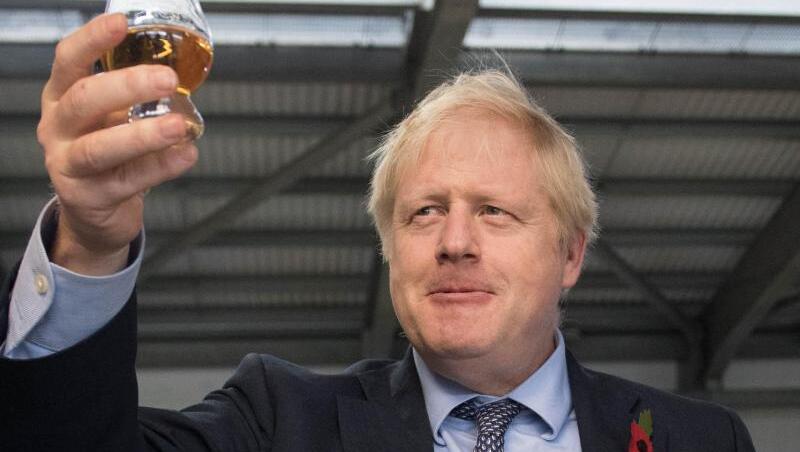 Boris Johnson hat seinen Landsleuten versprochen, im Fall eines Wahlsieges die Einkommenssteuer, Sozialversicherung und Mehrwertsteuer nicht zu erhöhen. Boris Johnson hat seinen Landsleuten versprochen, im Fall eines Wahlsieges die Einkommenssteuer, Sozialversicherung und Mehrwertsteuer nicht zu erhöhen.