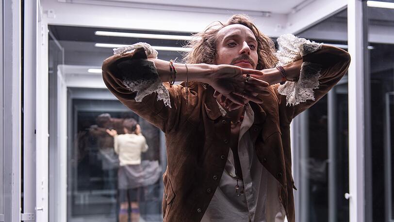 "Gespenster" in den Kammerspielen mit Bernardo Arias Porras, im Hintergrund Katharina Bach als Erika Mann. "Gespenster" in den Kammerspielen mit Bernardo Arias Porras, im Hintergrund Katharina Bach als Erika Mann.