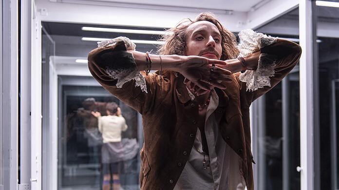 "Gespenster" in den Kammerspielen mit Bernardo Arias Porras, im Hintergrund Katharina Bach als Erika Mann.