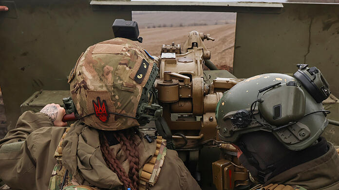 Ukrainische Soldaten feuern an der Frontlinie in der Nähe von Bachmut mit einer Waffe.