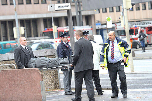 Trauriges Ende: Bestatter tragen die Leiche der 54-Jährigen aus dem U-Bahnhof Rathenauplatz.