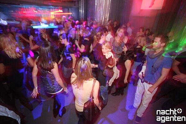 Was heißt hier unter der Woche wird nicht gefeiert? Dem Partyvolk im 8Seasons ("Dienstags Clubbing") war das Wurst.