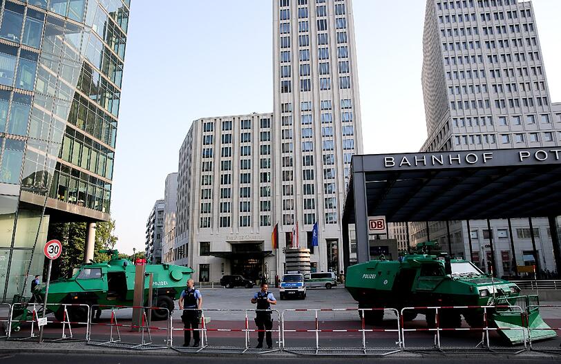 Das Ritz Carlton am Potsdamer Platz: Hier wohnt US-Präsident Barack Obama. Vor dem Gebäude haben sich gepanzerte Fahrzeuge der Polizei postiert. Die Eindrücke vom Mittwochmorgen.